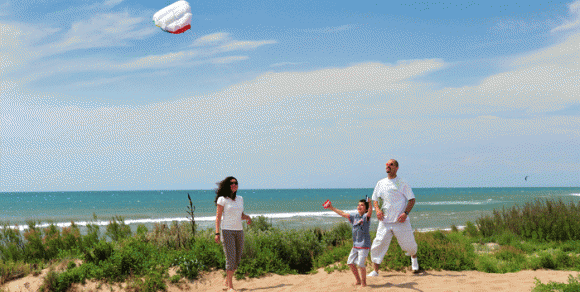 Jeu cerf volant plage en famille - Hérault, le Languedoc © Henri COMTE